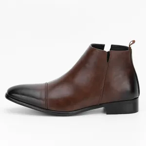 Detaillierte Seitenansicht der braunen Chelsea-Stiefel für Herren mit schwarzer Spitze