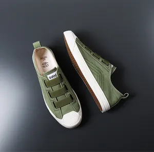Zapatillas de lona verde para hombre con triple cierre de velcro y puntera de goma