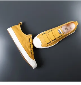 Vista detallada de zapatillas de lona amarillas para hombre con triple velcro y puntera de goma