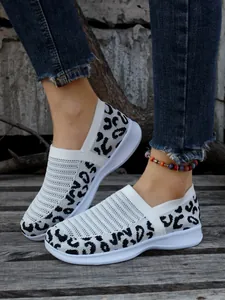Detailansicht der atmungsaktiven Slip-on-Sneaker aus weißem Strick mit Leopardenmuster