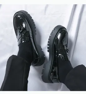 Mocassins haut de gamme pour hommes en cuir verni noir de style anglais à glands