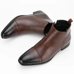 Detailansicht brauner Chelsea-Boots für Herren mit schwarzer Kappe und glattem Finish