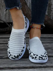 Nahaufnahme von weißen atmungsaktiven Slip-On-Sneakern mit schwarzem Leopardenmuster-Detail
