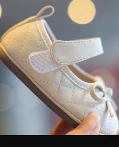 Detailaufnahme der cremefarbenen gesteppten Baby-Mary Janes mit Schleifendetail