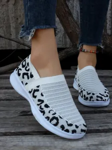Detailansicht atmungsaktiver Fly-Knit-Sneaker zum Hineinschlüpfen mit Leopardenmuster