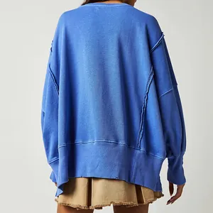 Achteraanzicht van een losse blauwe sweatshirt met verlaagde schouders en naadafwerking.