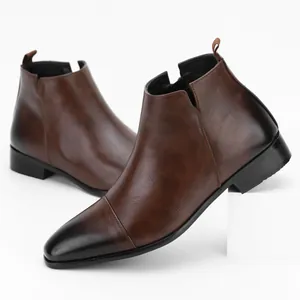 Stilvolle braune Leder Chelsea-Boots für Herren mit schwarzer Verlaufskappe auf Weiß