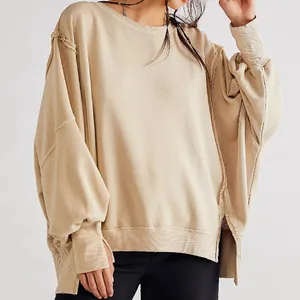 Gedetailleerde textuur van deze beige oversized gebreide damessweatshirt voor de winter