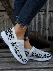 Detailansicht der atmungsaktiven Slip-On-Sneaker mit weißem Leopardenmuster aus Fly-Knit