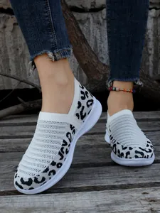 Nahaufnahme von atmungsaktiven Fly-Knit-Slippern mit schwarzem Leopardenmuster