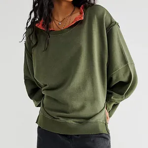 Detail van een olijfgroene oversized damessweatshirt met verlaagde schouders voor herfst