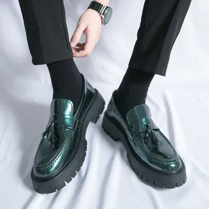 Mocassins pour hommes en cuir verni vert émeraude avec glands et semelle crantée