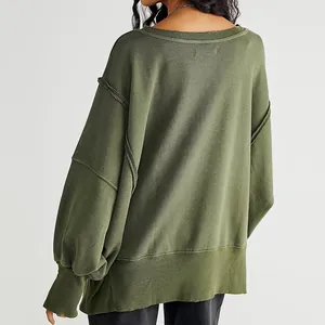 Achteraanzicht van oversized gebreide damessweatshirt met afhangende schouders olijf