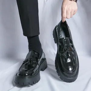 Mocassins élégants en cuir verni noir pour hommes avec semelle plateforme et gland décor