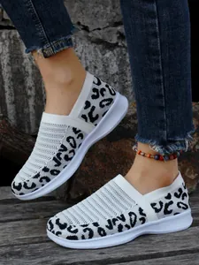 Detailansicht der weißen Fly-Knit Slipper für Herren mit schwarzem Leopardenmuster