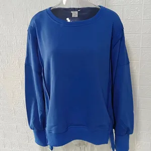 Detailweergave van een felblauwe dames sweatshirt met verlaagde schouders