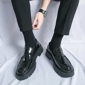 Mocassins à glands pour hommes de style britannique en cuir verni noir avec semelles épaisses