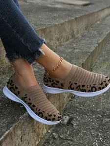 Detailansicht der atmungsaktiven Slip-on-Sneaker mit Leopardenmuster auf Steintreppen