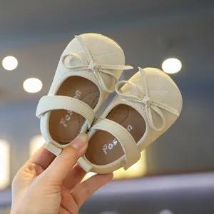 Charmante gesteppte cremefarbene Babyschuhe für Mädchen mit Schleifendetail und weicher Sohle