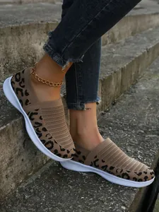 Detaillierte Seitenansicht atmungsaktiver Herren-Loafer mit Leopardenprint auf Stufen.