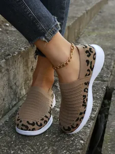 Detailaufnahme von atmungsaktiven Slip-On-Sneakern mit Leopardenmuster und weißer Gummisohle