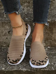 Detail von atmungsaktiven Slip-On-Schuhen mit Leopardenmuster aus Fly-Knit Material.
