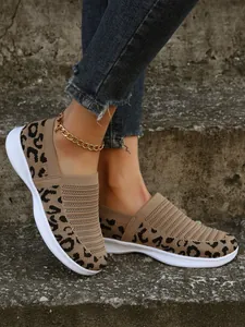 Nahaufnahme von Slipper-Sneakern mit Leopardenmuster und Flyknit-Gewebe im Freien