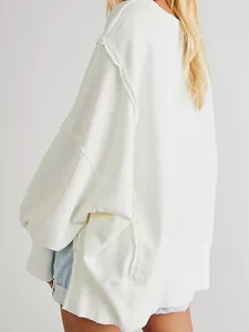 Modieus wit oversized dames sweatshirt met verlaagde schouders en ruwe zoom details