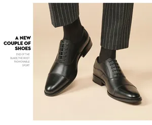 Gros plan de chaussures Richelieu noires en cuir pour hommes avec un pantalon rayé
