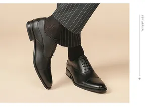 Gros plan détaillé de chaussures richelieu en cuir noir pour hommes d'affaires chic