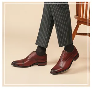 Gros plan de chaussures Oxford en cuir marron pour hommes dans un cadre professionnel chic