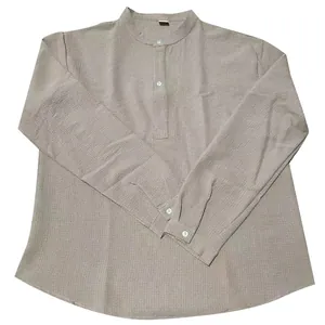 Detalle de camisa de seersucker caqui para hombre con tela texturizada y cuello de botones