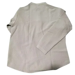 Vista trasera de camiseta de manga larga para hombre en tela de burbujas texturizada.