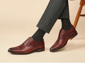 Vue détaillée de chaussures Oxford pour hommes en cuir marron avec bout rapporté