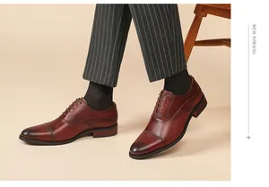 Détail de chaussures Oxford en cuir marron pour hommes pour une tenue formelle et chic.
