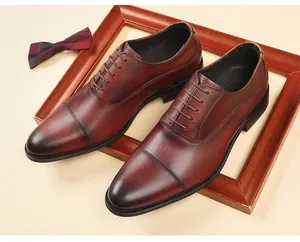 Vue détaillée de dessus de chaussures Oxford en cuir marron avec bout rapporté et talon en bois.