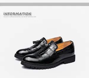Vue détaillée de mocassins brogue en cuir verni noir avec des pompons décoratifs.