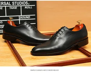Une vue détaillée de chaussures Oxford en cuir noir pour hommes avec un bout pointu