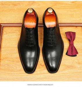 Gros plan de chaussures Oxford en cuir noir pour homme avec embauchoirs en bois de luxe