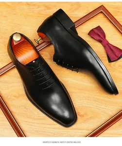 Vue détaillée d'élégantes chaussures Oxford en cuir noir pour les occasions professionnelles.
