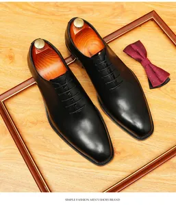 Vue détaillée de dessus de chaussures Richelieu en cuir noir avec embauchoirs et nœud papillon