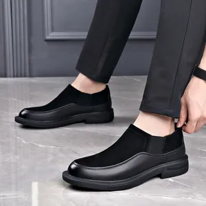 Ανδρικά μαύρα casual παπούτσια slip-on με συνδυασμό σουέτ και λείου δέρματος υφών.