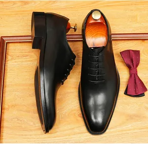 Détail de chaussures Oxford en cuir noir haut de gamme faites à la main pour hommes