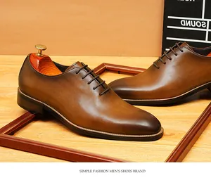 Vue détaillée de chaussures Oxford en cuir marron faites main pour tenue de bureau