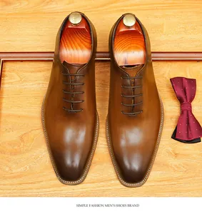 Vue détaillée de chaussures richelieu en cuir marron pour tenue de mariage ou d'affaires