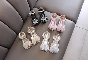 Detailansicht funkelnder Mädchen-Prinzessinenschuhe mit Perlen und Schleife