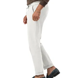 Dettaglio laterale di pantaloni casual da uomo a gamba dritta con coulisse e orlo risvoltato