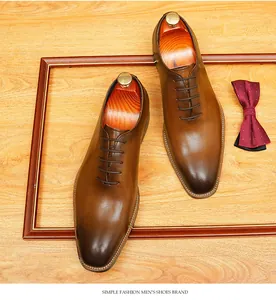 Vue détaillée de chaussures Oxford en cuir marron faites main pour le business ou mariage
