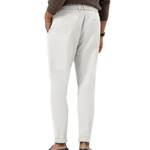 Vista posteriore dettagliata di pantaloni casual bianchi da uomo con elastico in vita