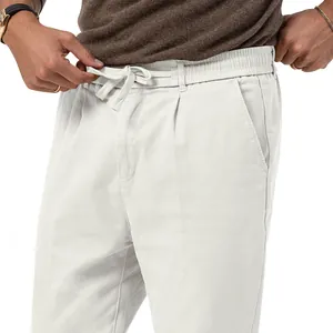 Dettaglio dei pantaloni casual da uomo con vita elasticizzata e coulisse regolabile